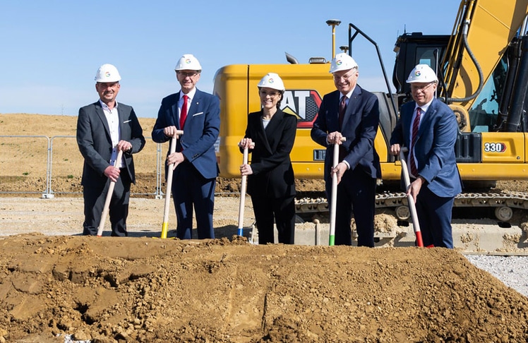 Symbolischer Spatenstich (v.l.n.r.): Bürgermeister Hargelsberg Christoph Lichtenauer, Wirtschafts-Landesrat Oberösterreich Markus Achleitner, Managing Director Austria & Switzerland Christine Antlanger-Winter, Landeshauptmann Oberösterreich Thomas Stelzer, Bürgermeister Kronstorf Christian Kolarik 