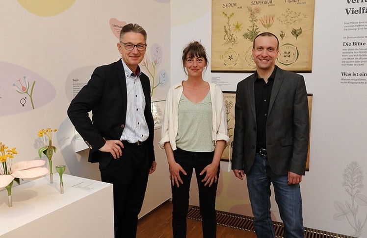 Das Kurator:innenteam von "Blümchensex": V.l.n.r. Kurt Zernig, Martina Pöltl und Gernot Friebes zeigt in der Ausstellung wie raffiniert, hochpräzise und erstaunlich erfolgreich das Liebesleben der Pflanzen ist © Universalmuseum Joanneum/J.J.Kucek