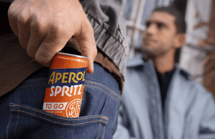 Ab Mai 2026 gibt es Aperol Spritz im Ready-to-Drink-Format. 