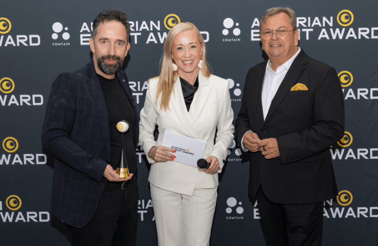V.l.n.r.: Christoph Berndl (Veranstalter & Brand Owner Austrian Event Awards), Sabine Kronberger (Moderatorin) und Thomas Ziegler (Geschäftsführer Design Center Linz) bei der vergangenen Verleihung im April 2026.