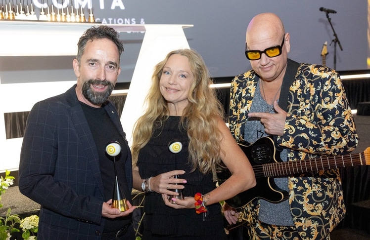 Christoph Berndl mit den Musiker:innen "Niddl" und David Pross (DaNiddl)