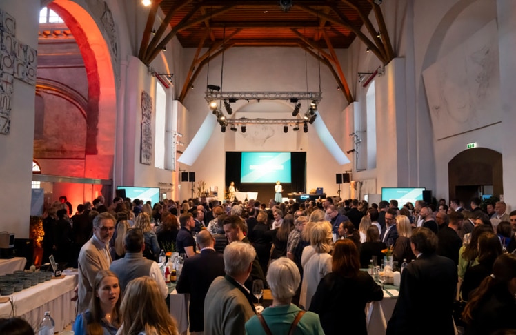 Mehr als 500 Absolvent:innen aus fünf Jahrzehnten waren bei der Feier im Kloster UND dabei.