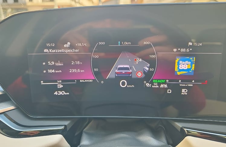 Vor der roten Ampel zeigt der A6 die verbleibende Dauer der Rotphase in einem Sekunden-Countdown an.