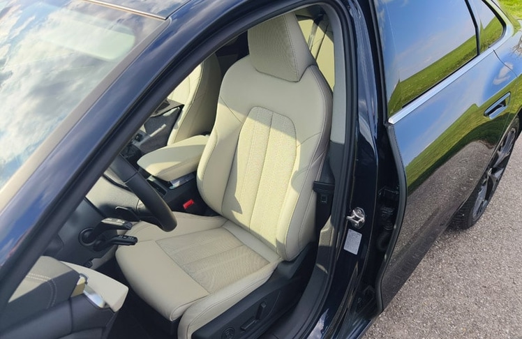 Auf den Sportsitzen werden selbst lange Reisen zum Genuss - hier steigt man auch nach 700 Kilometern entspannt aus.