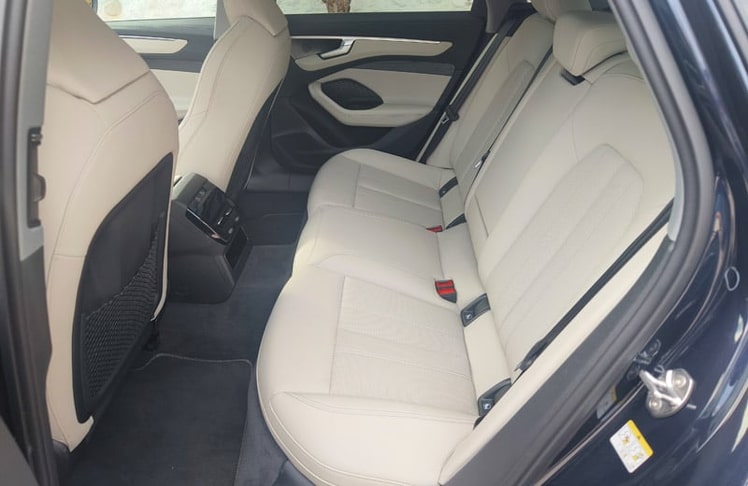 Im Fond finden auch großgewachsene Passagiere ausreichend Platz vor.