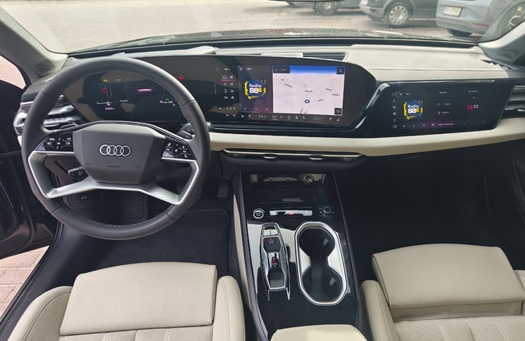 Volldigitale Cockpitlandschaft mit drei Displays und nur wenigen physischen Tasten.