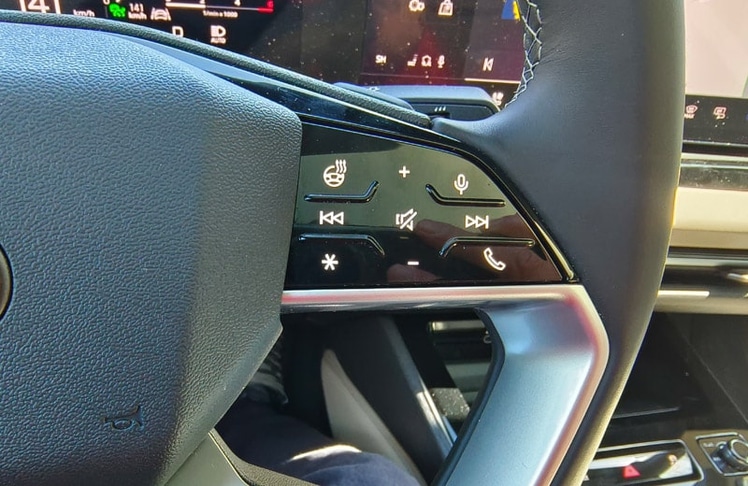 Die Sensortasten am Lenkrad sind nicht allzu gut bedienbar - jene mit dem Stern ist jedoch frei belegbar und deshalb äußerst praktisch.