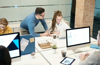 Berufserfolg – wie die Arbeitsumgebung die Leistung und Karriere beeinflusst
