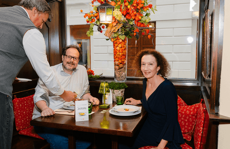 Schauspieler Thomas Mraz und die langjährige Botschafterin von "Suppe mit Sinn" Konstantin Breitebner
