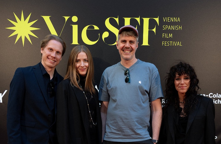 V.l.n.r.: Die Profitänzer:innen Kirill Kourlaev und Olga Esina mit den Schauspieler:innen Benjamin Kornfeld und Gaby Garcia Vargas. © Edú Espiritusanto