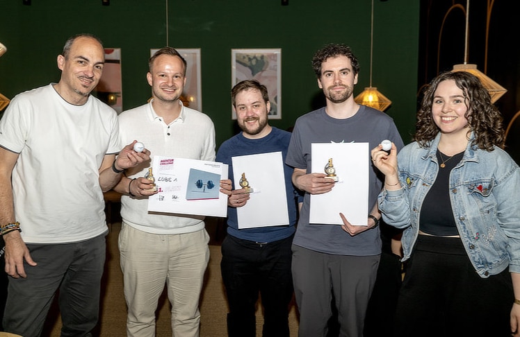 Gold ging an Publicis Media (v.l.n.r.): Wolfgang Kern (Infoscreen), Moritz Haaf (Publicis Media), Rudolf Kreisinger (Publicis Media), Fabian Kozich (Publicis Media) und Nikolett Thomas (Infoscreen).