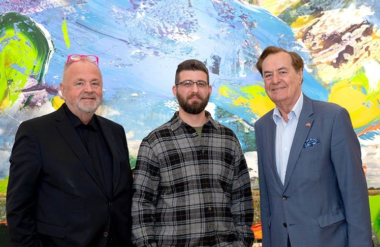 V.l.n.r. Galerist Helmut Reinisch, Künstler Levente Szücs und Konsul Rudi Roth © Niki Pommer