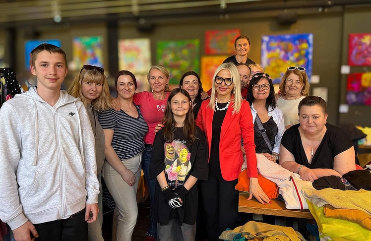 Global-Family-Vorständin Krystyna Polaska-Auer mit zahlreichen Unterstützer:innen.