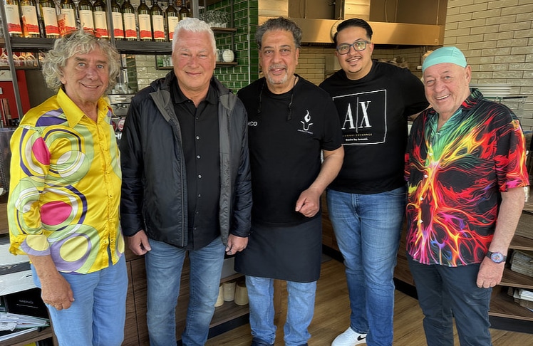 Mit dabei waren unter anderem Magierweltmeister Tony Rei (l.), Fußball-Legende Toni Polster (2.v.l.) und Karikaturweltmeister Reini "Buzgi" Buchacher (r.).