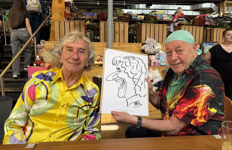 Karikaturweltmeister Reini "Buzgi" Buchacher (r.) fertigte vor Ort unter anderem eine Karikatur von Magierweltmeister Tony Rei an.