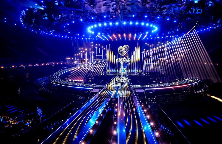 Das Design der rund 2.000 Quadratmeter großen Bühne stammt von Florian Wieder, das Lichtdesign von Tim Routledge.