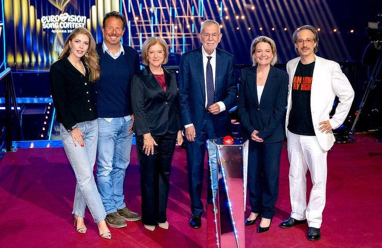 V.l.n.r.: ESC-Moderatorin Victoria Swarovski, ESC-Executive-Producer Michael Krön, ORF-Generaldirektorin Ingrid Thurnher, Bundespräsident Alexander Van der Bellen, ORF-Programmdirektorin Stefanie Groiss-Horowitz und ESC-Moderator Michael Ostrowski bei der offiziellen Bühnen-Eröffnung.