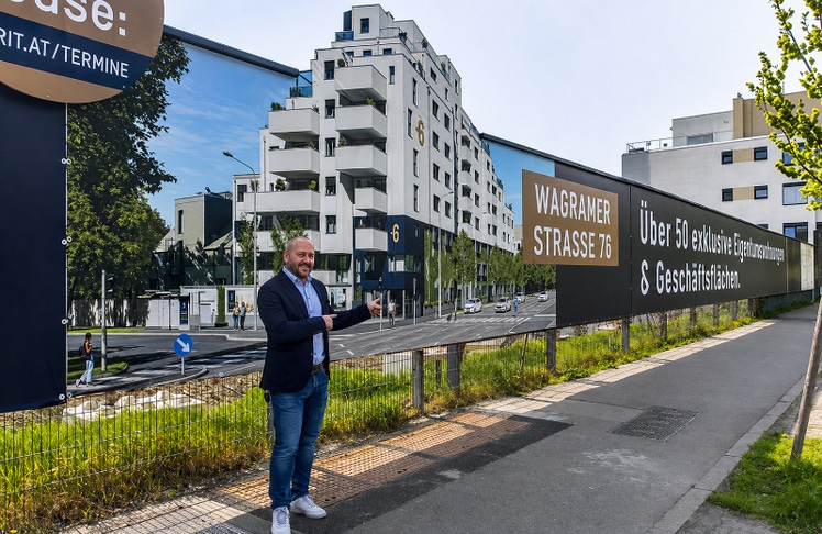 Lukas Sattlegger vor dem Projekt in der Wagramer Straße 76 © LEADERSNET/D. Mikkelsen