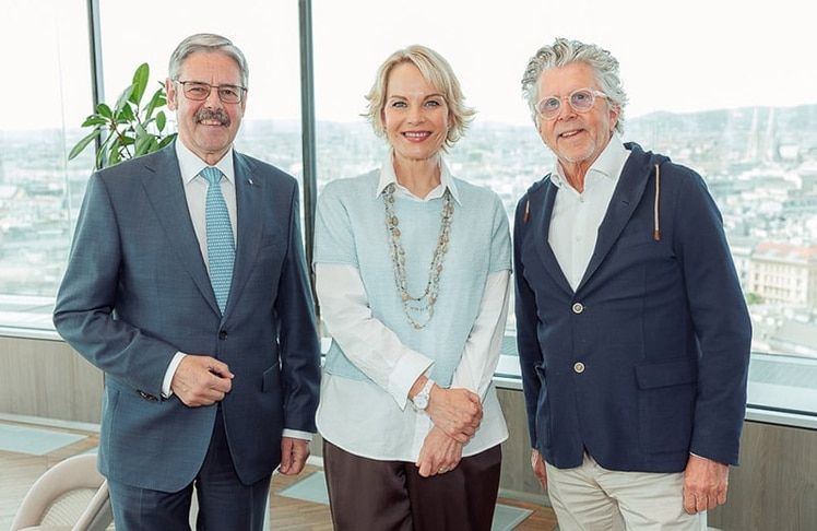 V.l.n.r. Erwin Hameseder, Obmann der Raiffeisen-Holding NÖ-Wien, Elīna Garanča und LEADERSNET-ART-Herausgeber Gerhard Krispl. © LEADERSNET / A. Felten