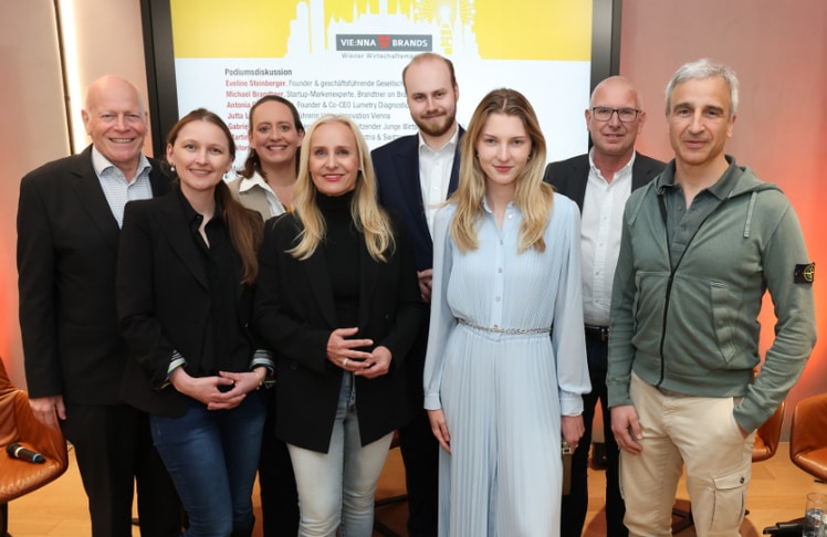 V.l.n.r.: Ralph Vallon, Antonia Riva-Frizberg, Jutta Löffler, Eveline Steinberger, Gabriel Karas, Viktoria Izdebska, Michael Brandtner und Martin Distl © Katharina Schiffl