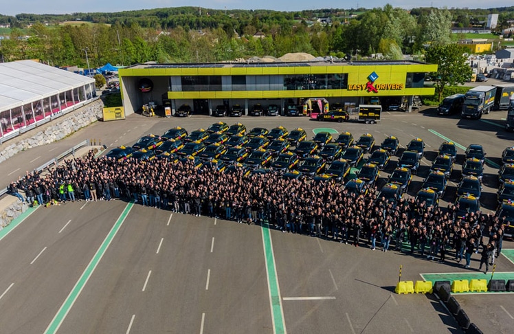 Rund 400 Mitarbeiter:innen aus mehr als 50 Standorten kamen im April 2026 im niederösterreichischen Ybbs anlässlich des 30-jährigen Bestehens der Easy Drivers Fahrschulen zusammen. 
