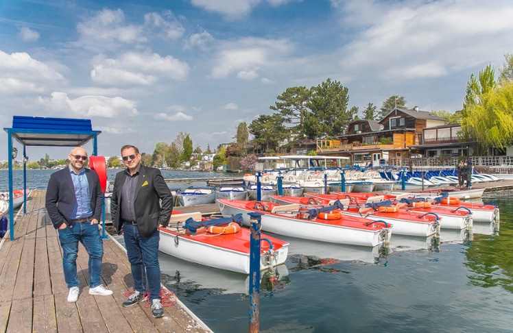 Lukas Sattlegger (links) und Friedrich Csörgits am Bootssteg an der Alten Donau © LEADERSNET/D. Mikkelsen
