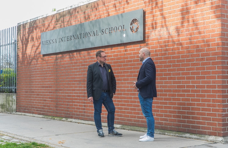 Friedrich Csörgits (links) und Lukas Sattlegger vor der Vienna International School © LEADERSNET/D. Mikkelsen