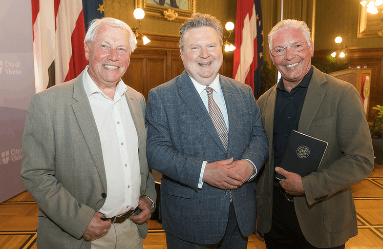 V.l.n.r.: Ernst Trestl (Herausgeber LEADERSNET Luxury), Bürgermeister Michael Ludwig und Paul Leitenmüller (CEO Opinion Leaders Network)