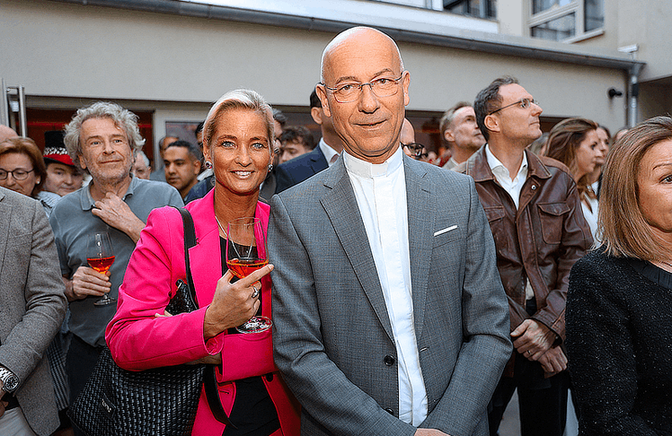 Natalie Nemec und Dompfarrer Toni Faber