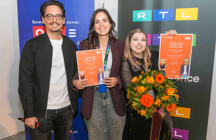 V.l.n.r.: Leo Hamidi-Grübl (Managing Director bei Mindshare Österreich) mit den beiden Erstplatzierten in der Kategorie "Media" Alexandra Häuser und Sandra Prail-Wieser (beide Mindshare)
