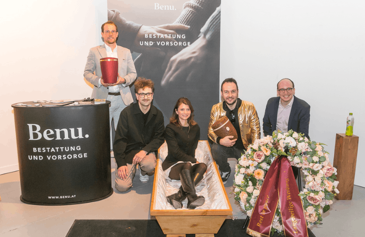 V.l.n.r.: Stefan Atz (Geschäftsführer von Benu Bestattungen), Reinhard Schwarzinger (CCA-Geschäftsführer), Carmen Lunzer (Projekt- und Eventmanagerin der ORF-Enterprise), Thomas Horetzky (Head of Marketing RTL AdAlliance Austria), Lukas Wurzinger (Betriebsleiter Klosterwald Benu Bestattungen)