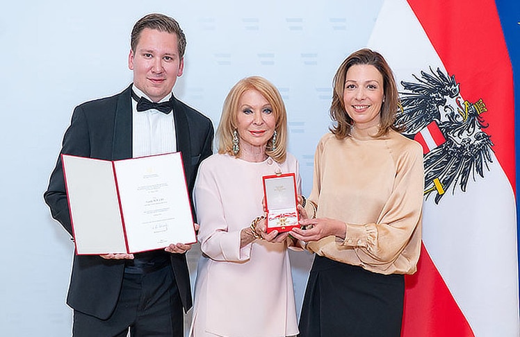 V.l.n.r.: Clemens Trischler (Autor, Künstlermanager und Laudator), Gerda Rogers (Astrologin und Trägerin des Goldenen Verdienstzeichens der Republik Österreich) und Eva Wildfellner (Generalsekretärin im Bundesministerium für Kunst, Kultur, öffentlichen Dienst und Sport). © Andreas Tischler
