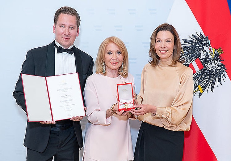 Goldenes Verdienstzeichen der Republik Österreich an Gerda Rogers verliehen