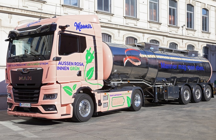 Der gebrandete E-LKW soll den Werksverkehr zwischen den Produktionsstätten in Wien und Wolkersdorf emissionsärmer gestalten.