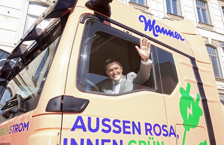Hanke ließ es sich nicht nehmen, im LKW Probe zu sitzen.