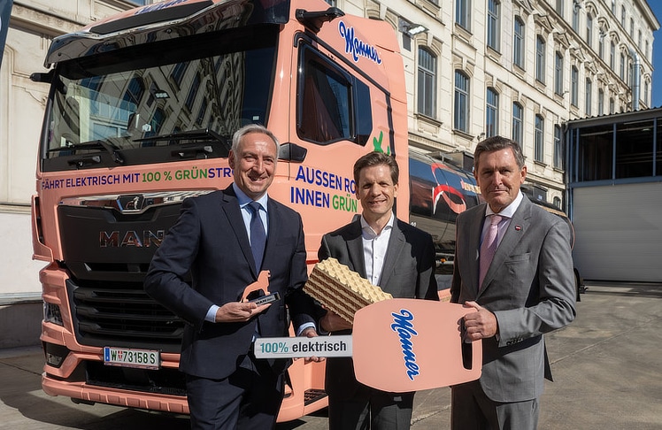 V.l.n.r.: Rudi Kuchta (Geschäftsführer von MAN Truck & Bus Vertrieb Österreich), Dieter Messner (CEO von Manner) und Peter Hanke (Bundesminister für Innovation, Mobilität und Infrastruktur).