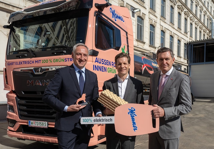Manner schickt gemeinsam mit Peter Hanke ersten rosa E-LKW auf die Straße