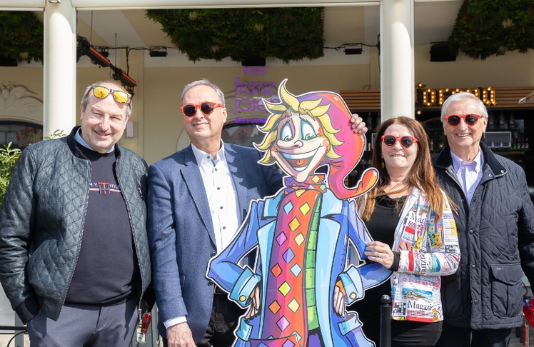 V.l.n.r.: Fredo Nemec, Michael Prohaska, Silvia Lang und Karl-Jan Kolarik mit dem Prater Wurstel © LEADERSNET/R. Brunhölzl
