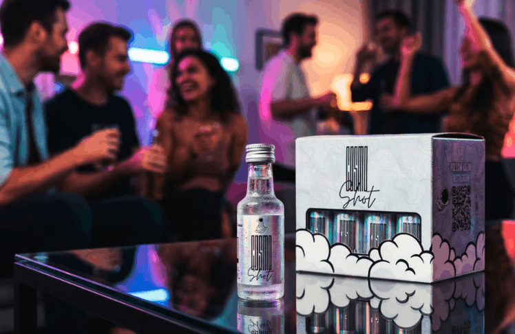 Erhältlich ist der Cosmo Shot im stationären Handel und im eigenen Webshop – sowohl in der 0,7-Liter-Flache als auch in der 0,02-Liter-Shotvariante im 12er-Tray.