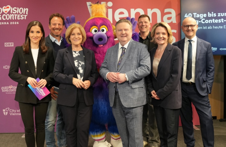 V.l.n.r.: Alexandra Maritza Wachter (Moderatorin), Michael Krön (ESC Executive Producer), Ingrid Thurnher (interimistische ORF-Generaldirektorin), ESC-Maskottchen Auri, Michael Ludwig (Bürgermeister von Wien), Oliver Lingens (ESC Event Manager), Stefanie Groiss-Horowitz (ORF-Programmdirektorin) und Norbert Kettner (CEO WienTourismus).