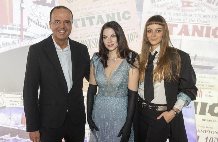 V.l.n.r.: Immersium-CEO Markus Beyr mit den Sängerinnen Sara De Blue und Laura Bilgeri.