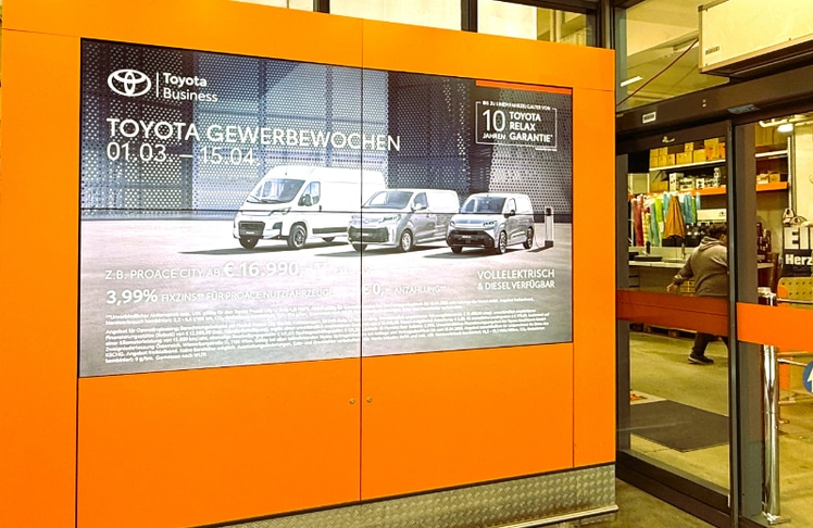Zugkraft LED-Screen im Eingangsbereich eines OBI-Markts mit Toyota-Gewerbewochen © Zugkraft