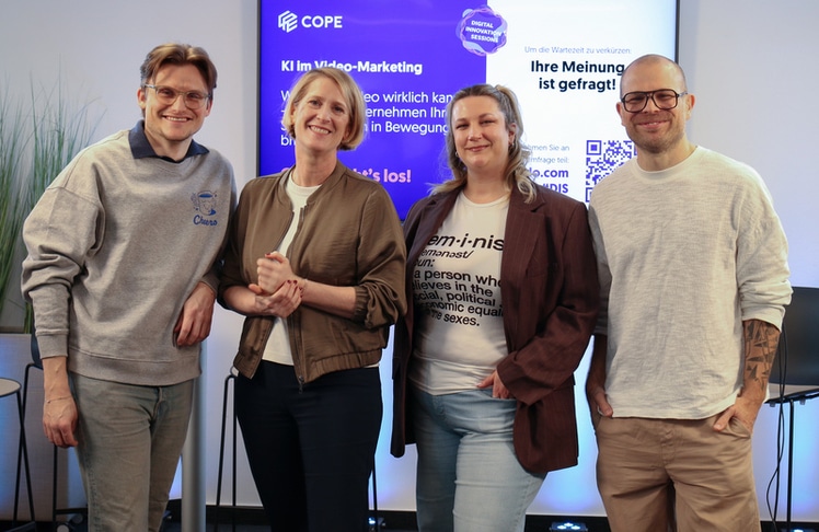 V.l.n.r.: Walter Dominic Berthold (Social Media Specialist und Brandface bei Tchibo), Nicola Dietrich (Chief Strategy Officer bei COPE), Hana Greiner (Creative Director bei COPE) und Alexander Korec (Videoproducer bei COPE).