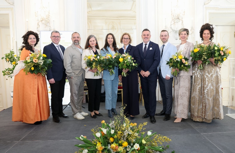 Im Kreise zweier barocker Damen bei der Eröffnung der Sonderausstellung 2026 auf Schloss Hof (v.l.): Alexander Palma (Sektionsleiter für kulturelles Erbe im Bundesministerium), Schauspieler Jürgen Maurer, Kuratorin Katrin Harter, Schauspielerin Maria Köstlinger, Landeshauptfrau Johanna Mikl-Leitner, Klaus Panholzer (Geschäftsführer Schönbrunn Group), Generalsekretär Severin Gruber und Bezirkshauptfrau Claudia Pfeiler-Blach © Katharina Schiffl