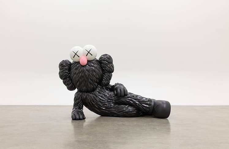 Kaws, Time Off, 2021, 135 x 188 x 99 cm, Bronze, Farbe, Privatsammlung © Kaws, Foto: Courtesy Kaws Studio