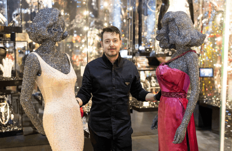 Ted Stampfer ist ein deutscher Privatsammler und Leihgeber unter anderem von originalen Memorabilien und persönlichen Hinterlassenschaften der US-amerikanischen Schauspiellegende Marilyn Monroe. Seine Exponate sind ab dem 18. Mai 2026 in den Swarovski Kristallwelten zu sehen. 