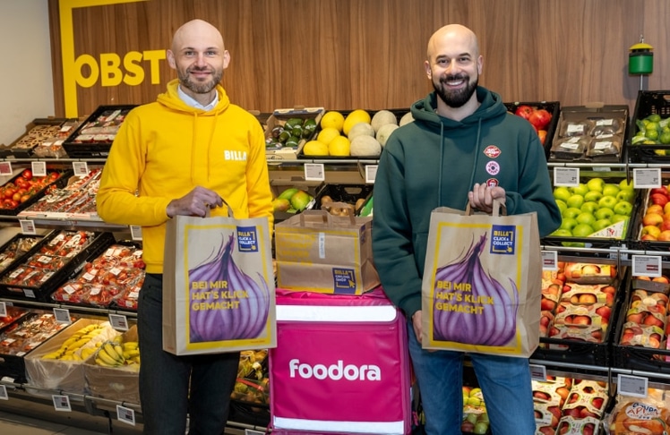 Igor Milojkovic, Leiter Vertrieb Innen bei Billa (links), und Dragan Milovanovic, General Manager des Quick Commerce von foodora Österreich, freuen sich über den Start des ersten gemeinsamen Delivery Stores in Wien.