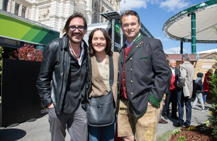 V.l.n.r.: "Alle Achtung!"-Sänger Christian Stani, TV-Moderatorin Eva Pölzl und Gastronom Michael Grossauer. © LEADERSNET / C.M. Stowasser