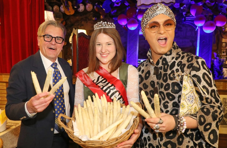 V.l.n.r.: Marchfelderhof-Hausherr Peter Großmann, Spargelkönigin Carolina I. und Entertainer Julian F.M. Stoeckel. © Conny de Beauclair