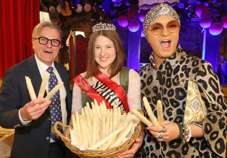 Marchfelderhof bat heimische Prominenz zum Spargelschmaus